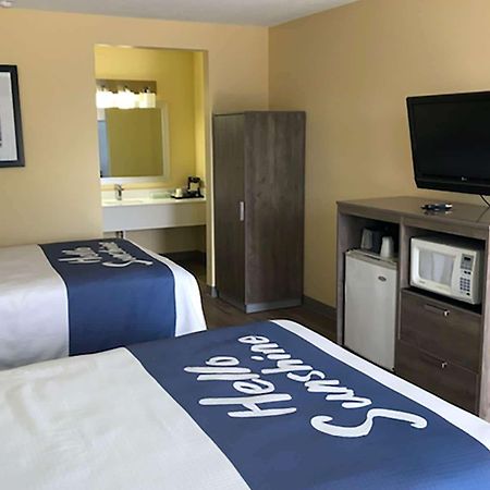 Days Inn By Wyndham Cape Carteret Near Emerald Isle 외부 사진